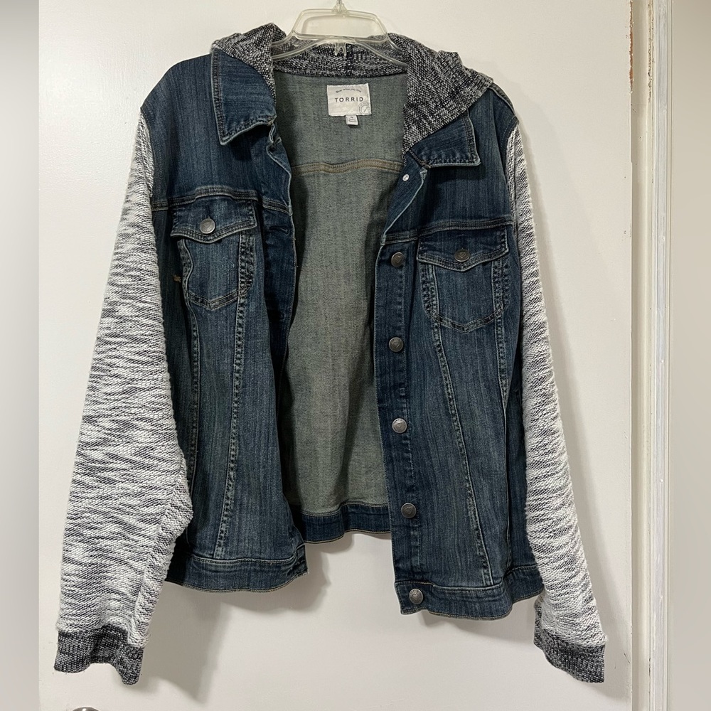 Torrid Jean jacket with hood, knit sleeves, size 4X (26)